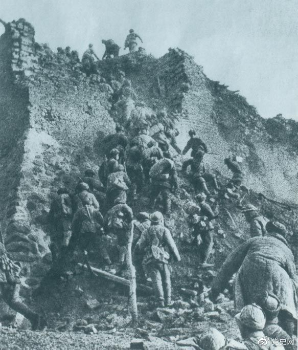 1948年12月，人民解放軍向新保安守敵發(fā)起攻擊。這是解放軍戰(zhàn)士登上新保安城頭。 